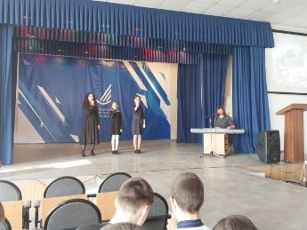  Участие  учащихся школы в конкурсе песен и стихотворений "И все о той весне...", посвященных Великой Отечественной войне.